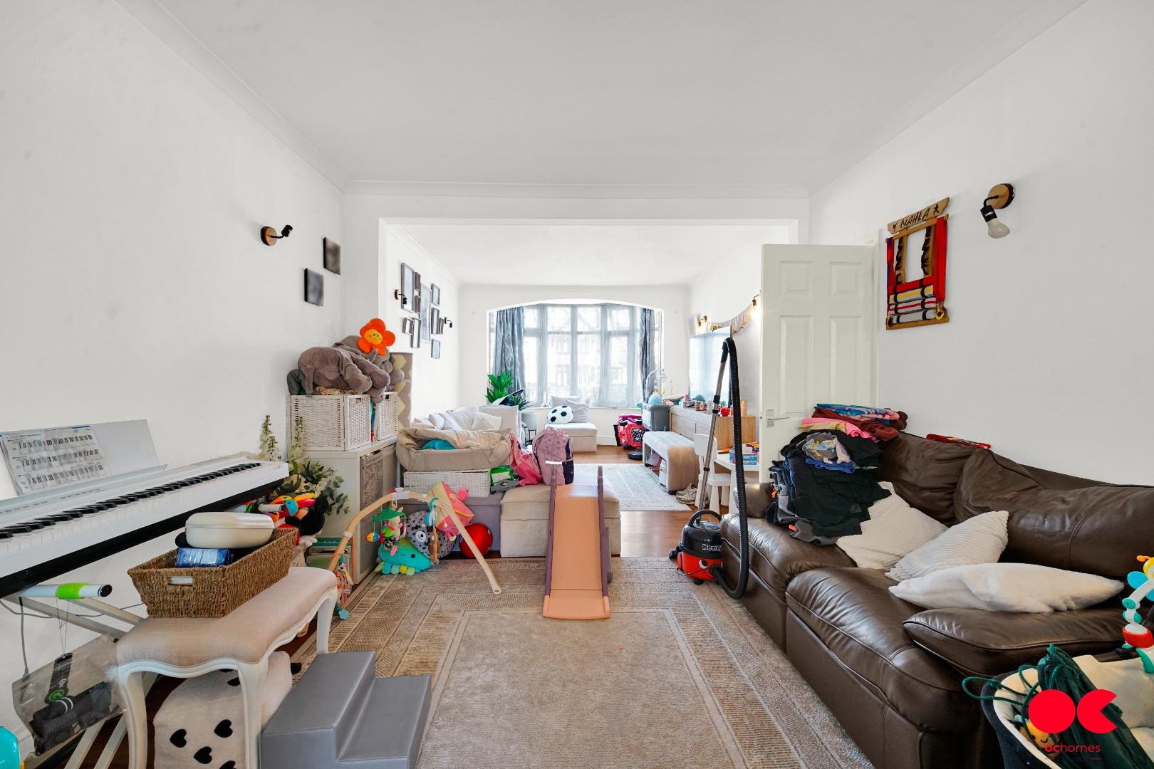 3 bed end of terrace house for sale in Stradbroke Grove, Ilford  - Property Image 5