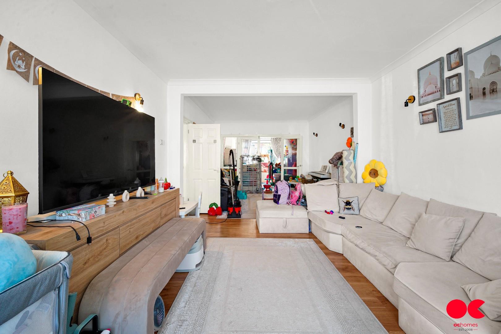 3 bed end of terrace house for sale in Stradbroke Grove, Ilford  - Property Image 8