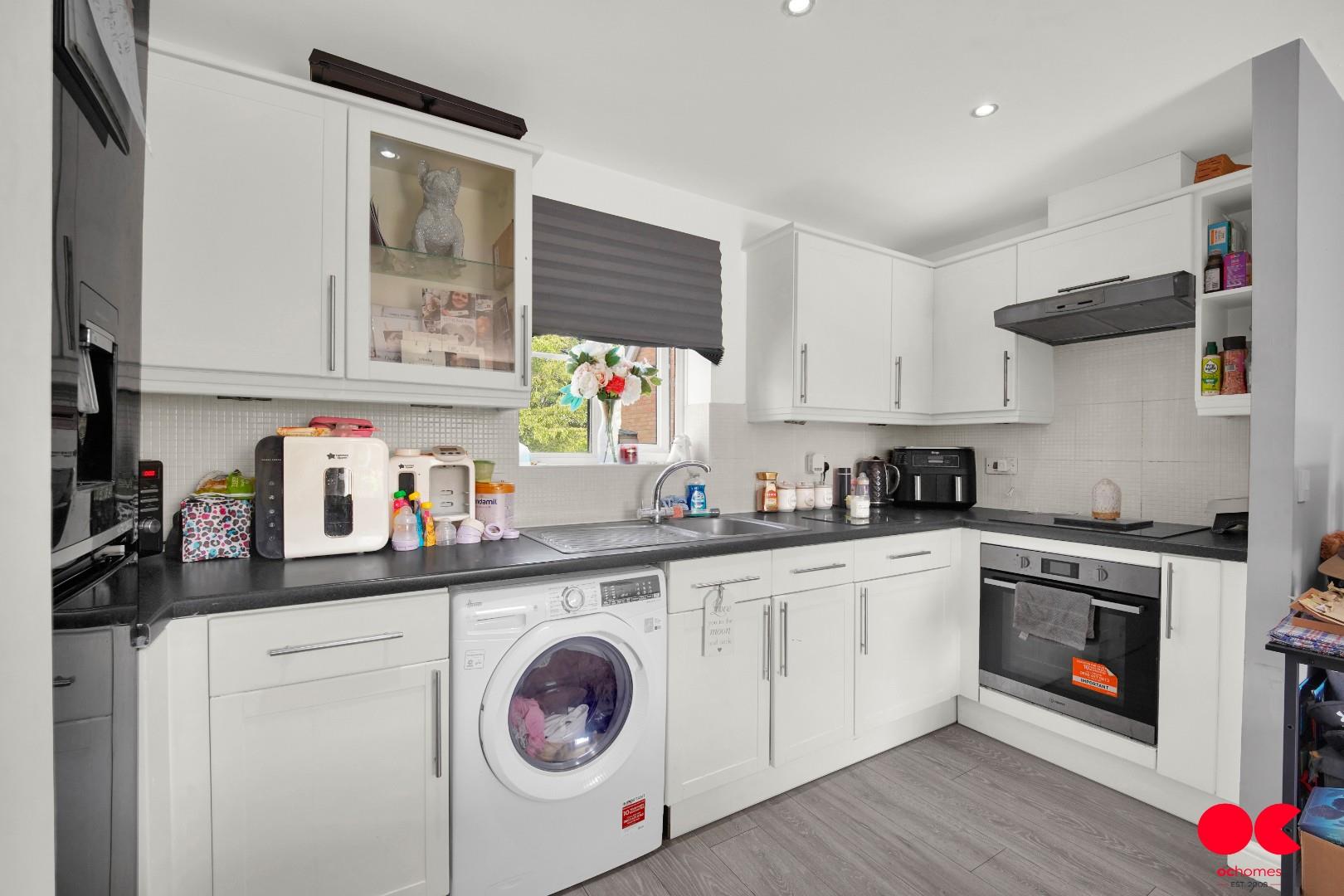 2 bed flat to rent in Windermere Avenue, Purfleet-On-Thames  - Property Image 5