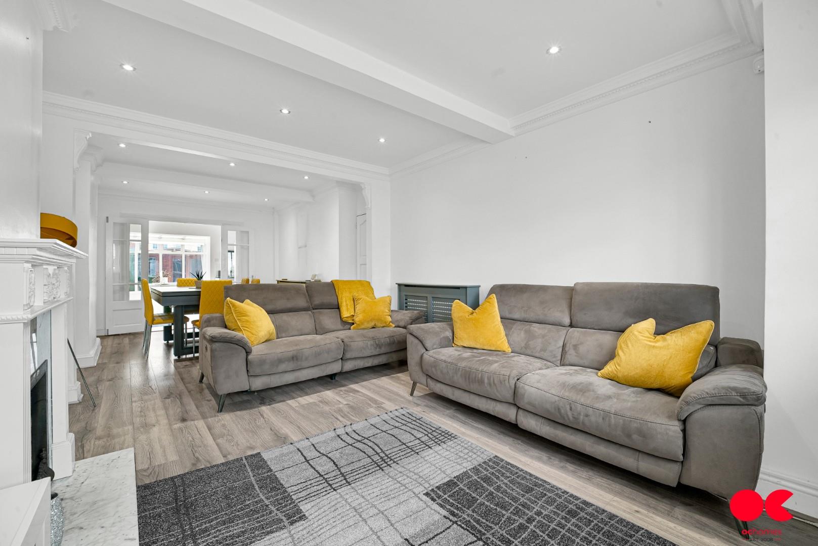 5 bed terraced house for sale in Carnforth Gardens, Elm Park  - Property Image 16