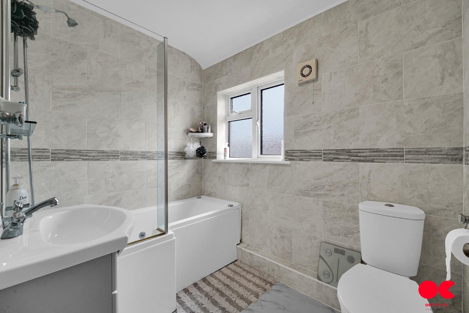 5 bed terraced house for sale in Carnforth Gardens, Elm Park  - Property Image 5