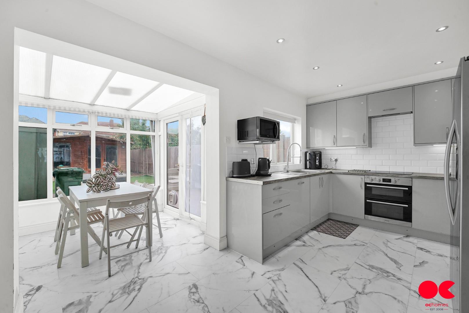 5 bed terraced house for sale in Carnforth Gardens, Elm Park  - Property Image 3