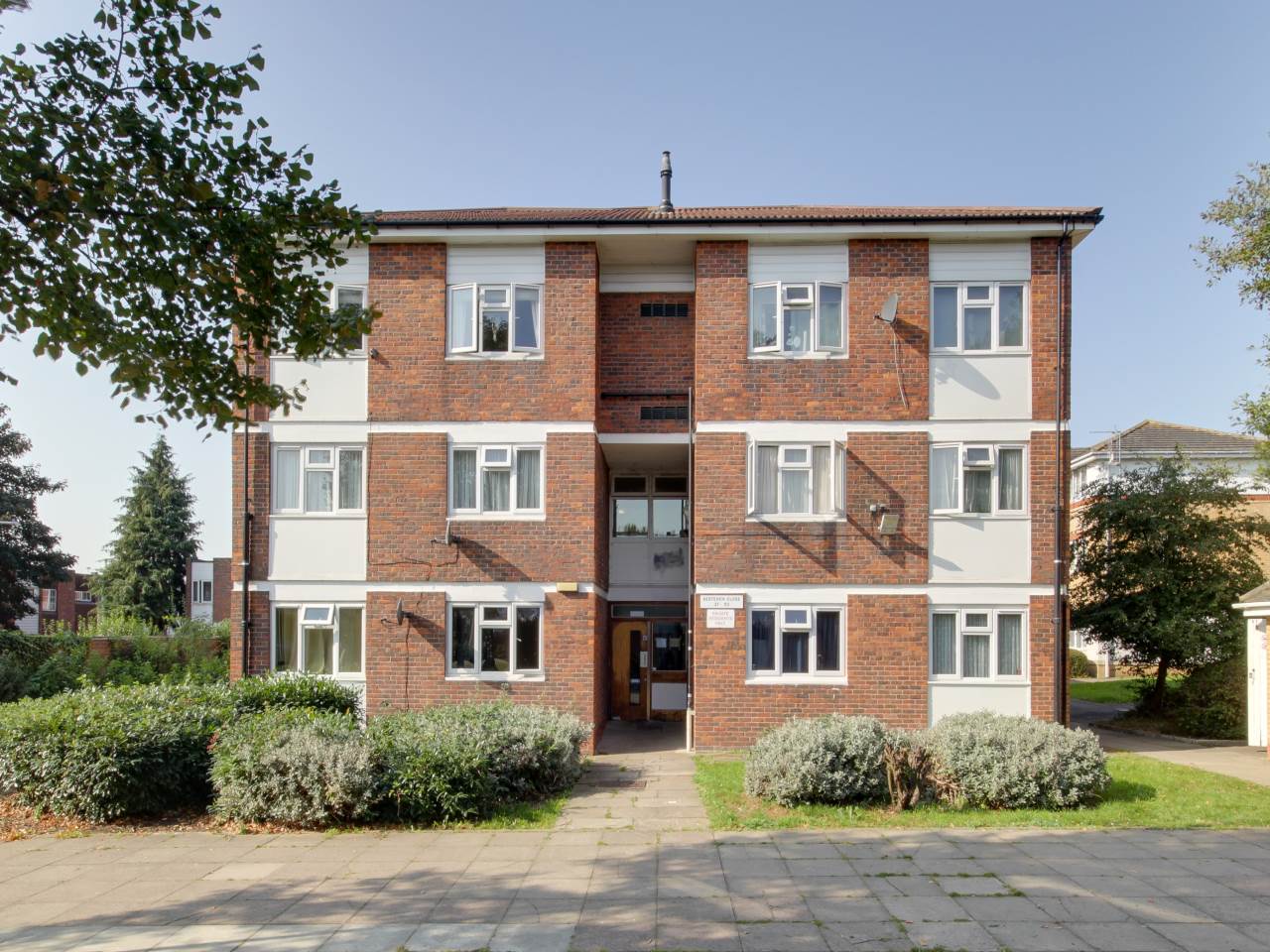 1 Bed Flat For Sale In Kesteven Close, Docklands, IG6