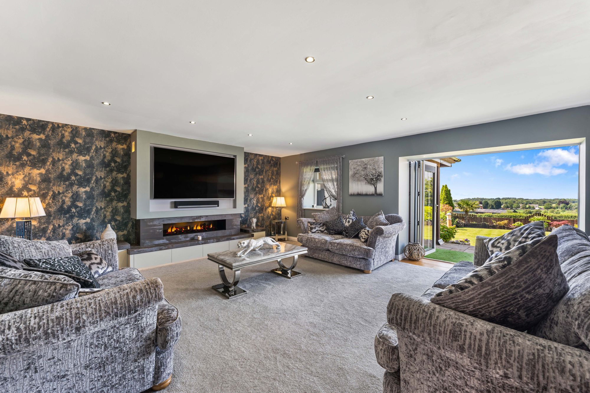 4 bed barn conversion for sale in Plodder Lane, Bolton 2