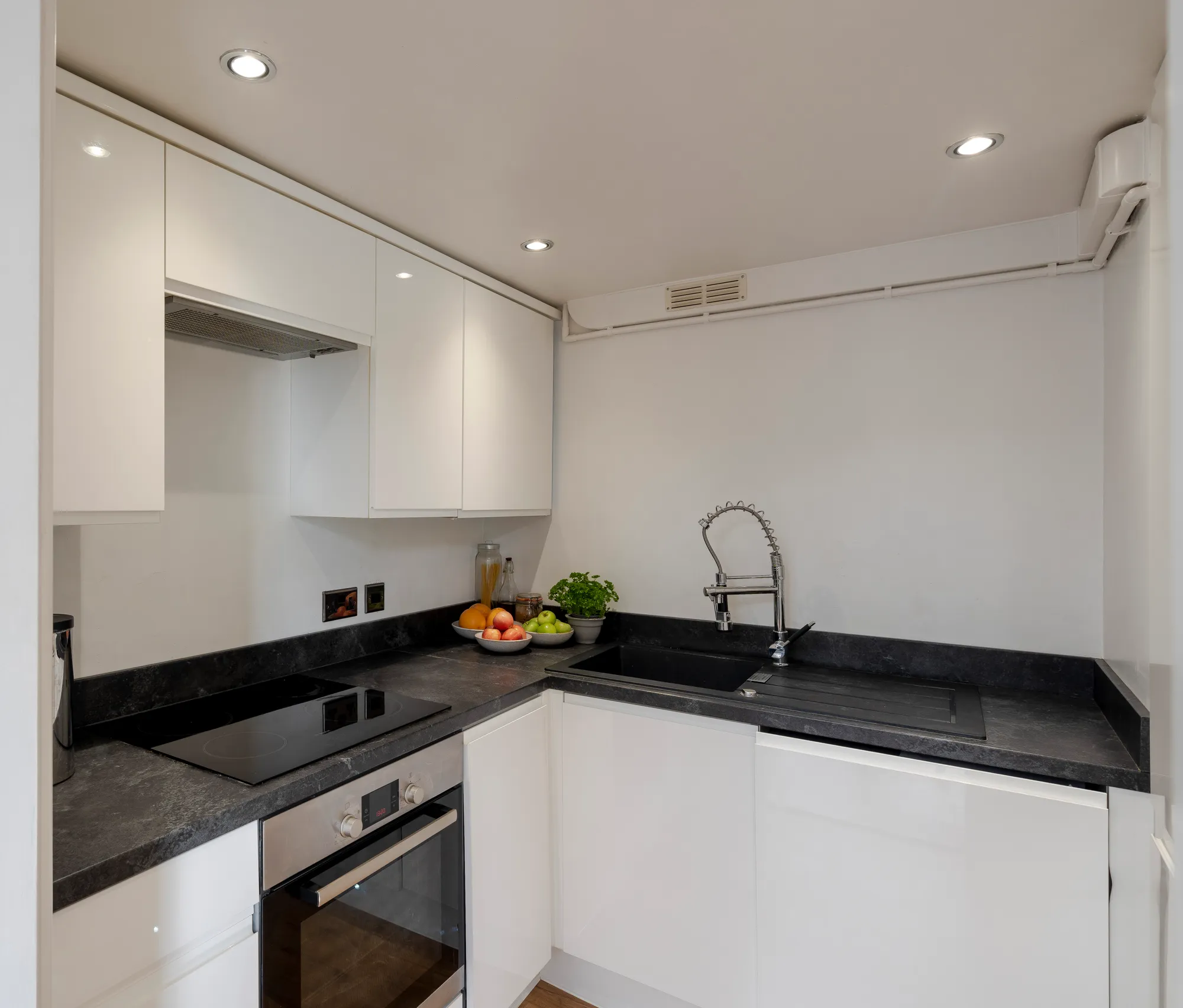 1 bed ground floor flat for sale in Clock Court, Victory Road, Wanstead, London E11  - Property Image 13