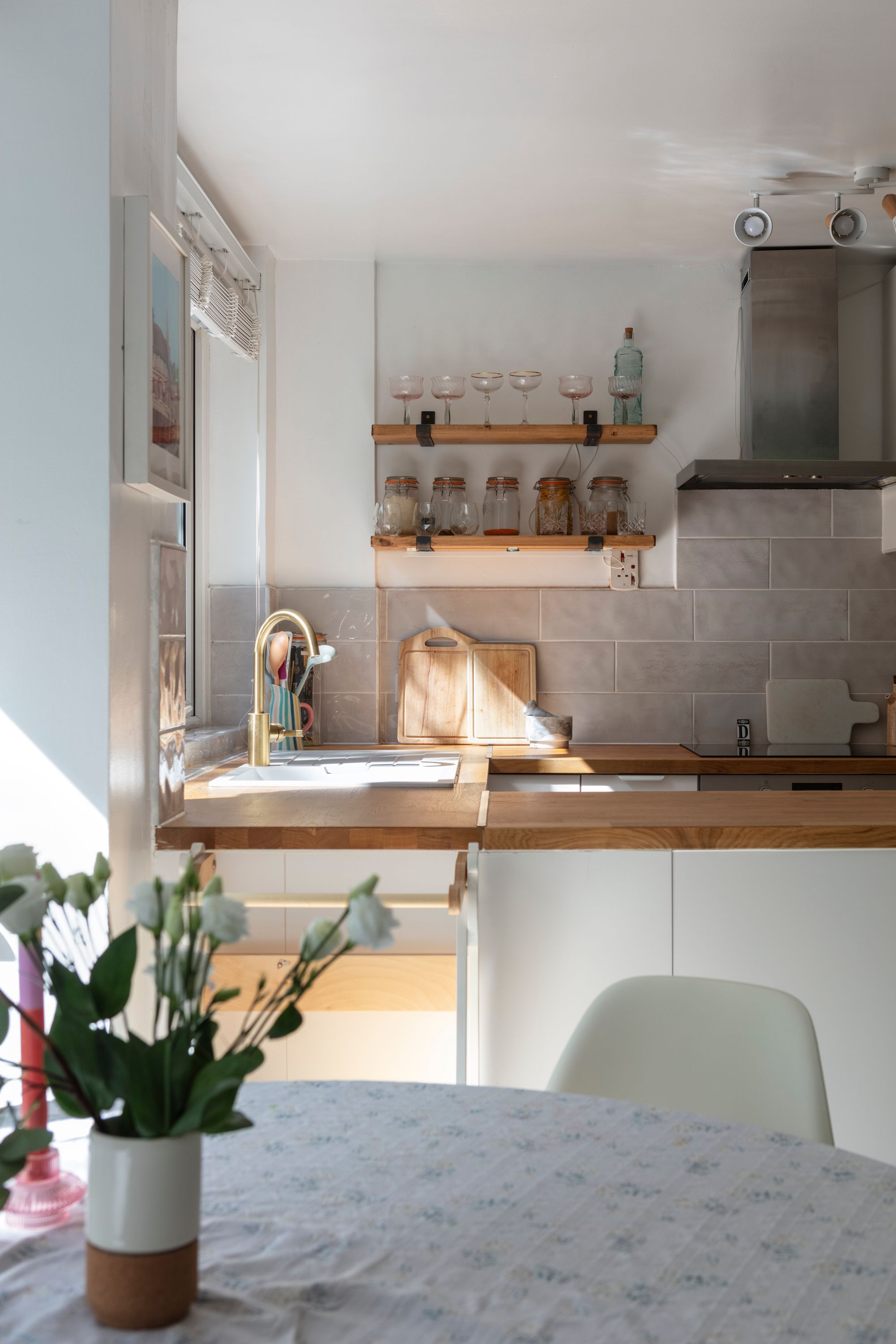 2 bed flat for sale in Queenswood Gardens, Aldersbrook, London, E11  - Property Image 8