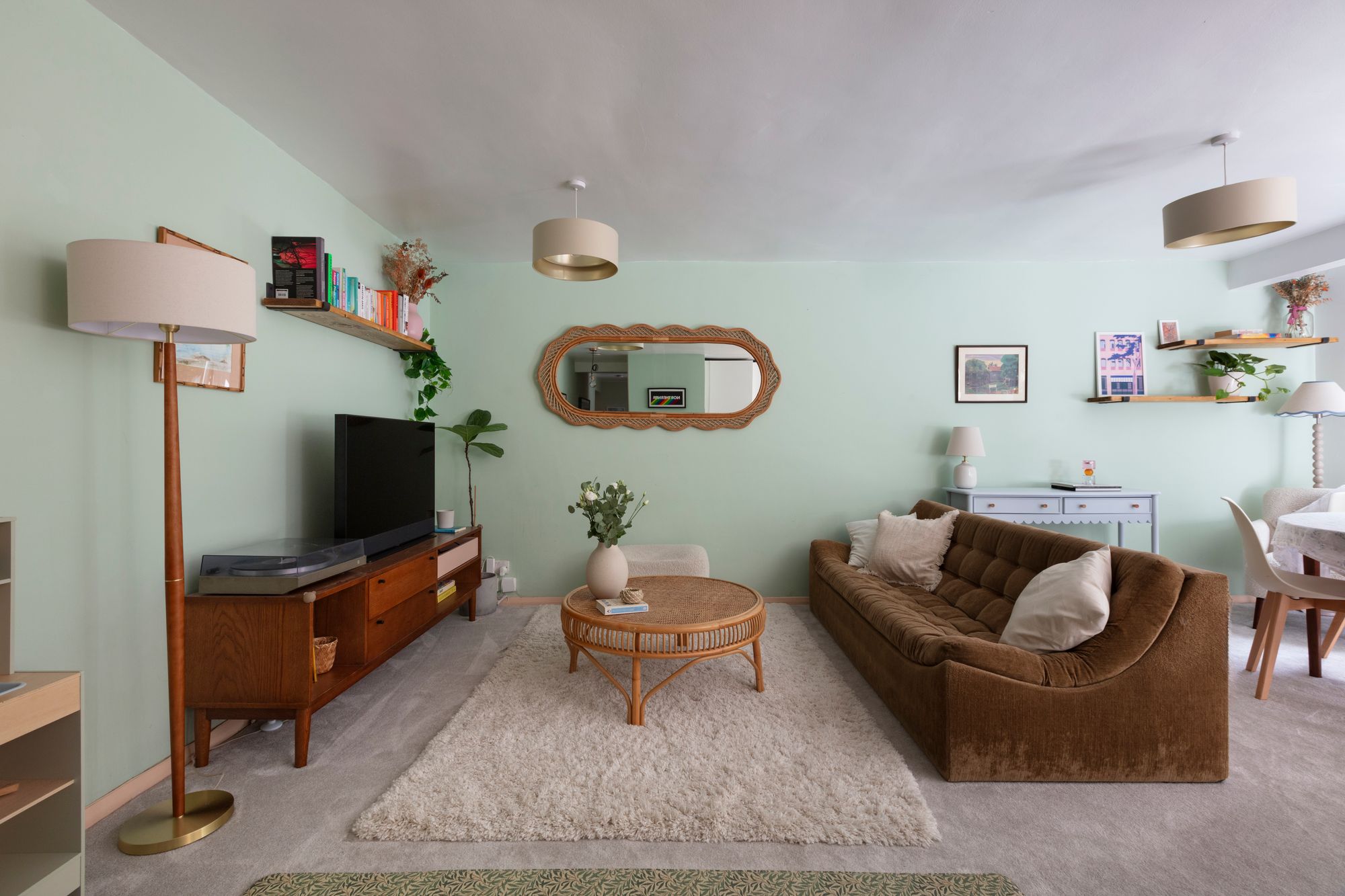 2 bed flat for sale in Queenswood Gardens, Aldersbrook, London, E11  - Property Image 2