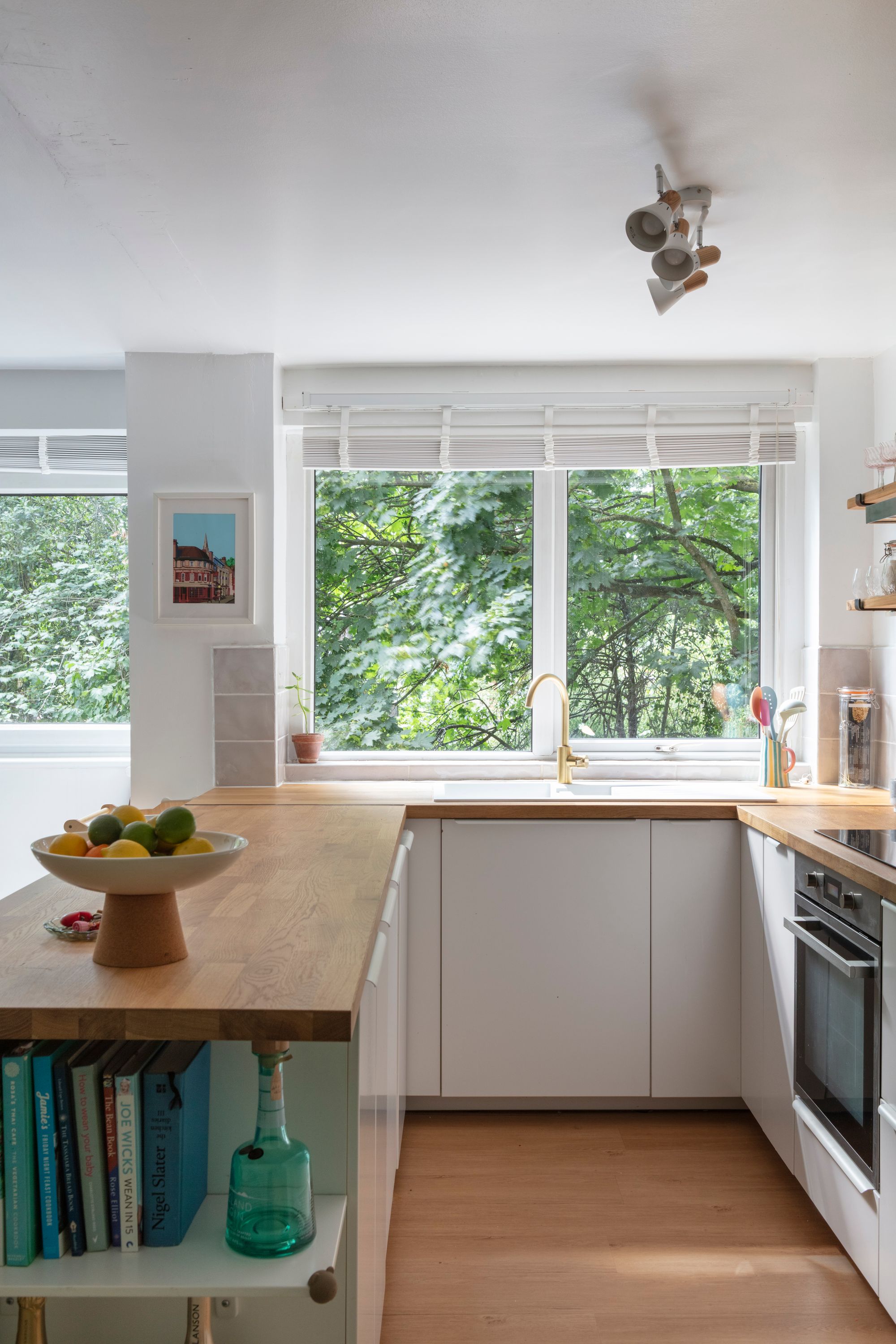 2 bed flat for sale in Queenswood Gardens, Aldersbrook, London, E11  - Property Image 9
