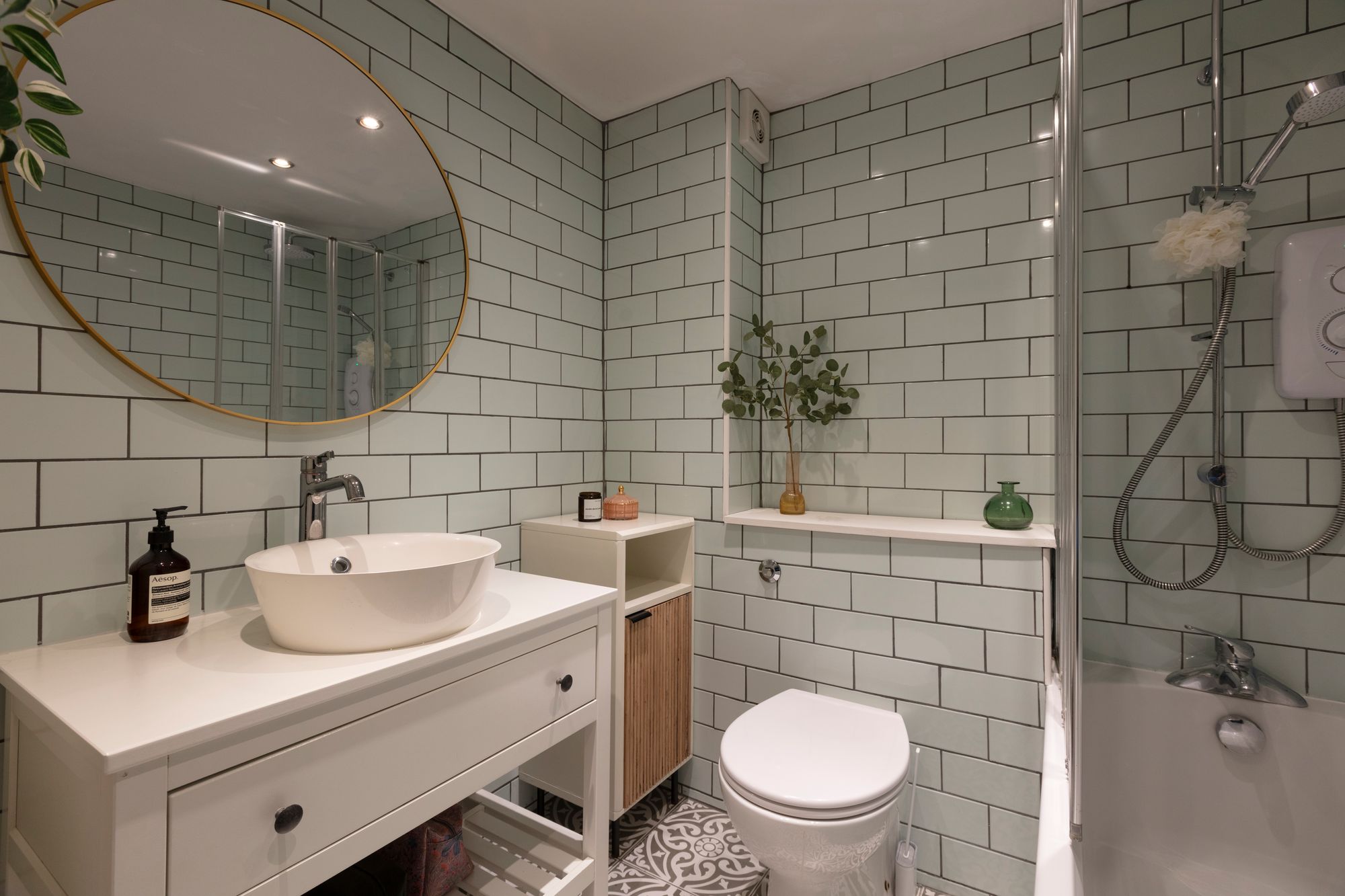 2 bed flat for sale in Queenswood Gardens, Aldersbrook, London, E11  - Property Image 19