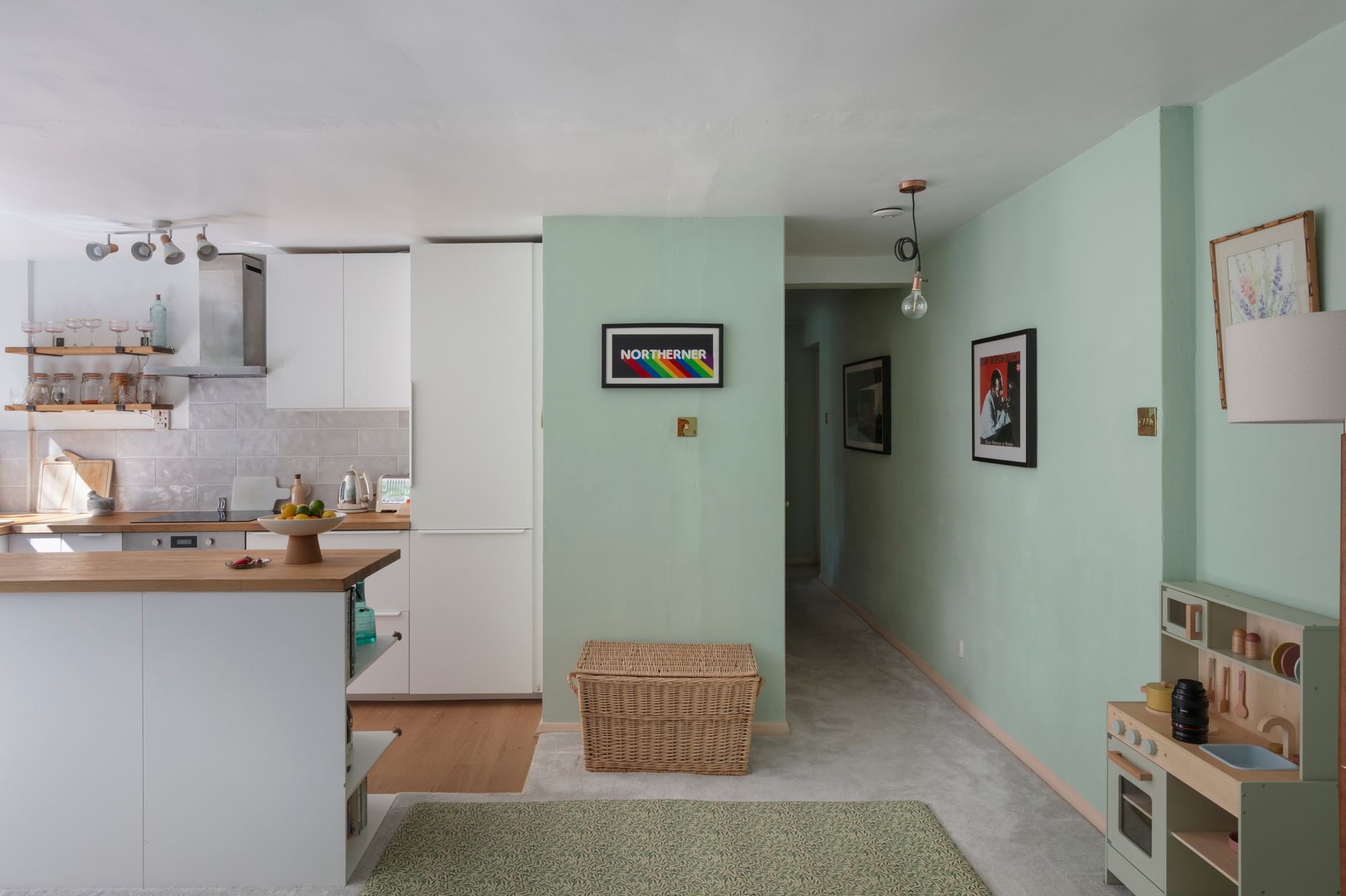 2 bed flat for sale in Queenswood Gardens, Aldersbrook, London, E11  - Property Image 10