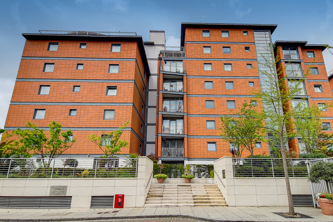 2 bed apartment for sale in Holland Gardens, Brentford, Greater London, TW8  - Property Image 4