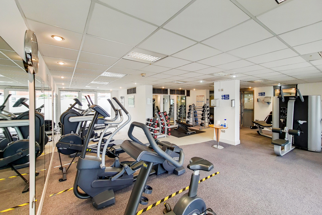 2 bed apartment for sale in Holland Gardens, Brentford, Greater London, TW8  - Property Image 13