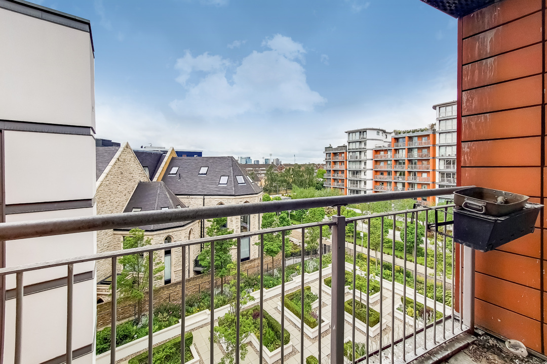 2 bed apartment for sale in Holland Gardens, Brentford, Greater London, TW8  - Property Image 6