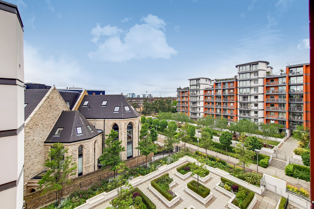 2 bed apartment for sale in Holland Gardens, Brentford, Greater London, TW8  - Property Image 3