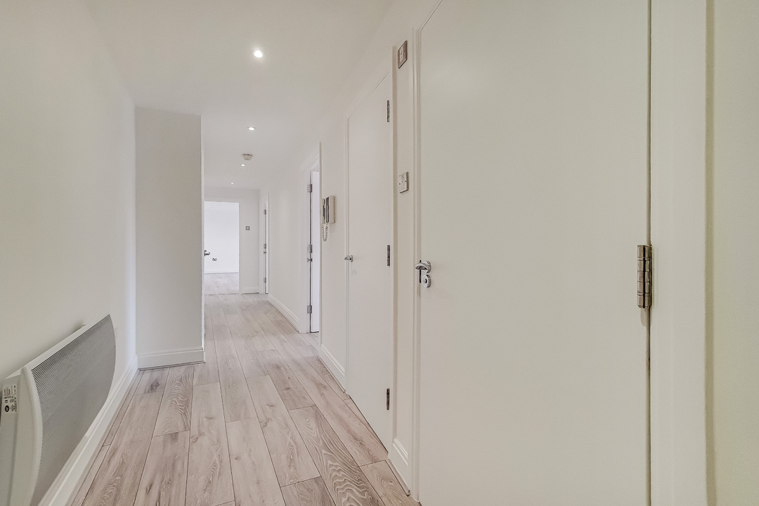 2 bed apartment for sale in Holland Gardens, Brentford, Greater London, TW8  - Property Image 8