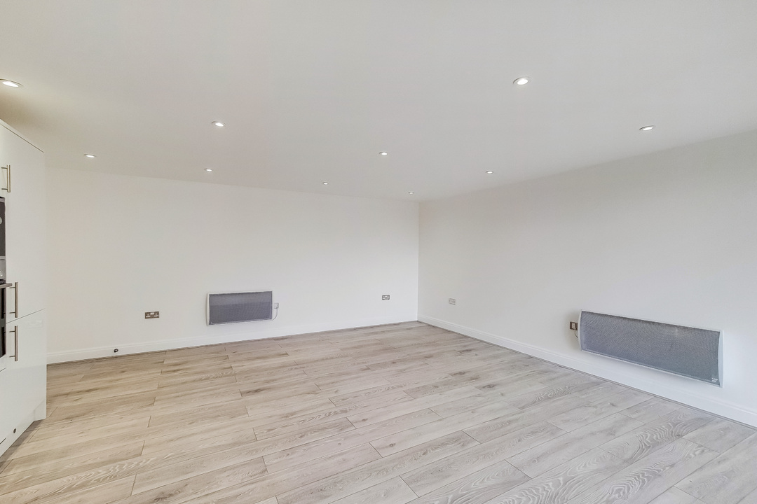 2 bed apartment for sale in Holland Gardens, Brentford, Greater London, TW8  - Property Image 10