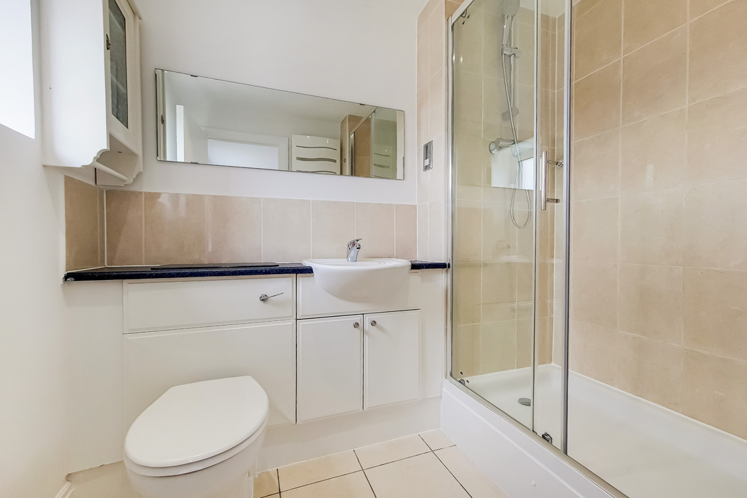 2 bed apartment for sale in Holland Gardens, Brentford, Greater London, TW8  - Property Image 11