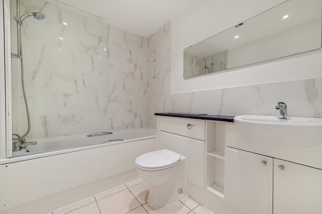 2 bed apartment for sale in Holland Gardens, Brentford, Greater London, TW8  - Property Image 12