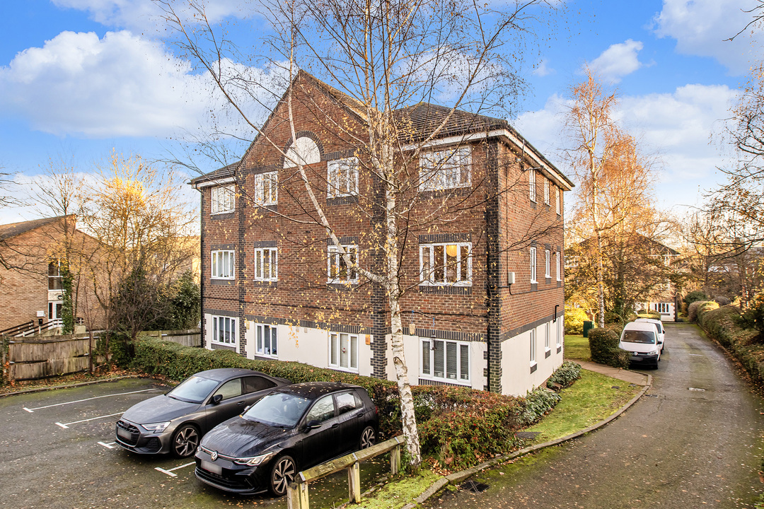 2 bed apartment to rent in Queens Walk, Ealing, London, W5 - Property Image 1