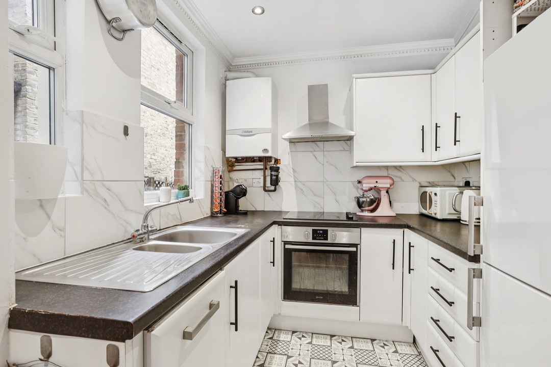 2 bed apartment for sale in Lawn Gardens, Hanwell, W7  - Property Image 3