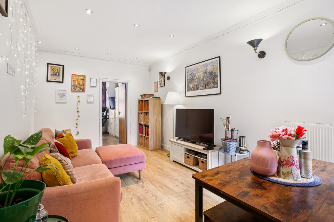 2 bed apartment for sale in Lawn Gardens, Hanwell, W7  - Property Image 5