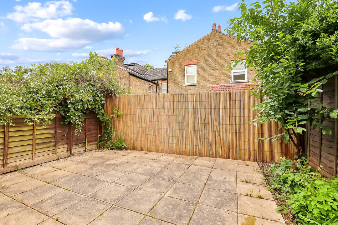 2 bed apartment for sale in Lawn Gardens, Hanwell, W7  - Property Image 12