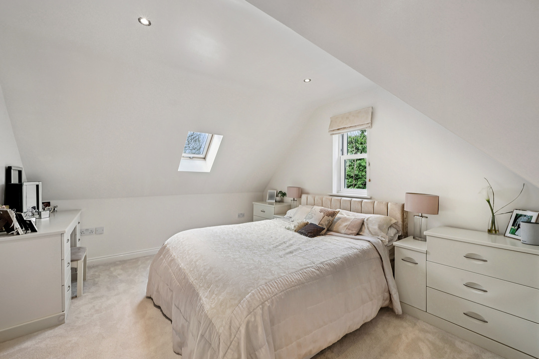 5 bed detached house for sale in Half Acre Road, Hanwell, London, W7  - Property Image 13