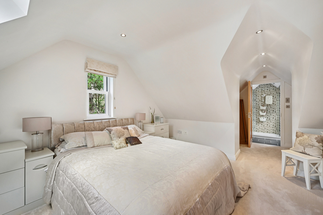 5 bed detached house for sale in Half Acre Road, Hanwell, London, W7  - Property Image 18