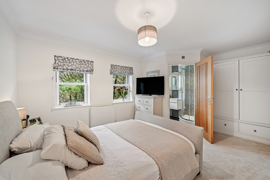 5 bed detached house for sale in Half Acre Road, Hanwell, London, W7  - Property Image 22