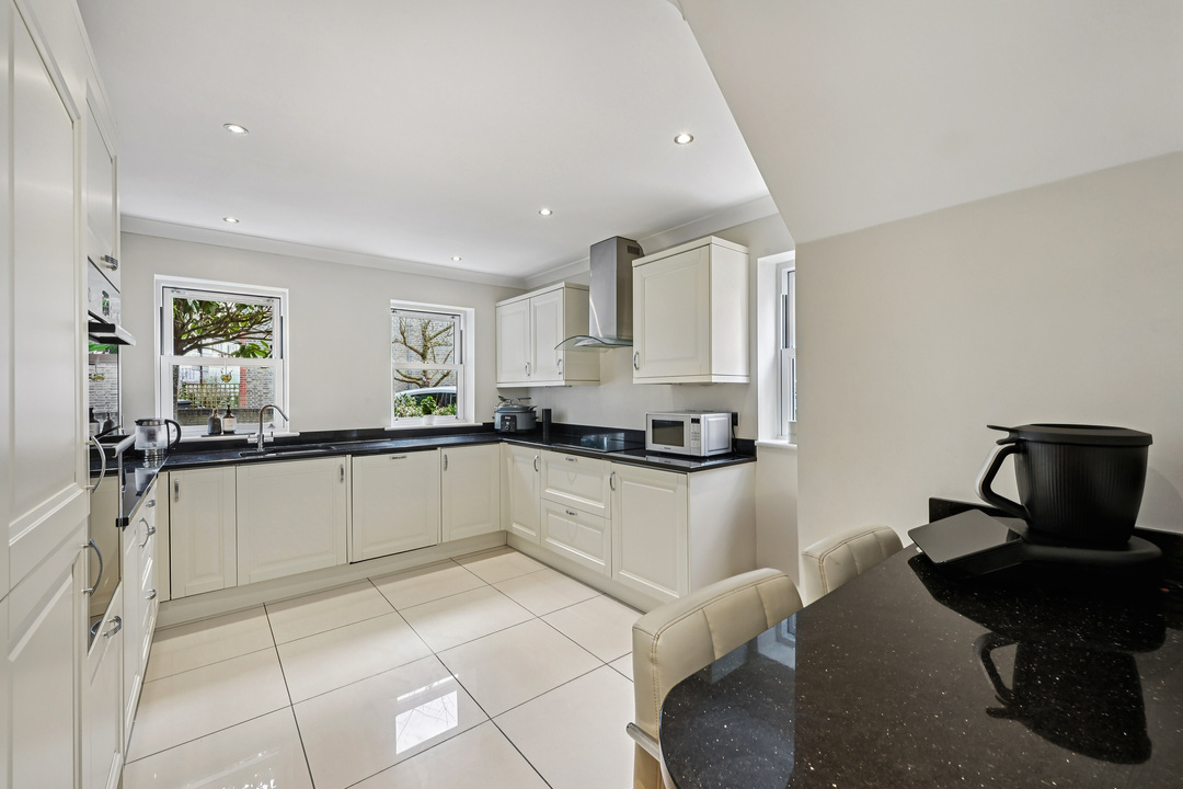 5 bed detached house for sale in Half Acre Road, Hanwell, London, W7  - Property Image 12