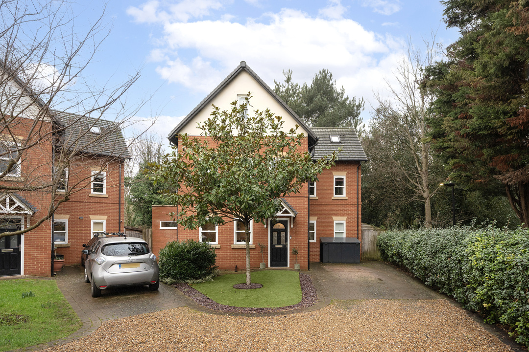 5 bed detached house for sale in Half Acre Road, Hanwell, London, W7  - Property Image 2