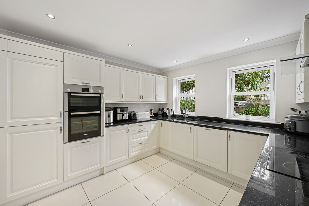 5 bed detached house for sale in Half Acre Road, Hanwell, London, W7  - Property Image 4