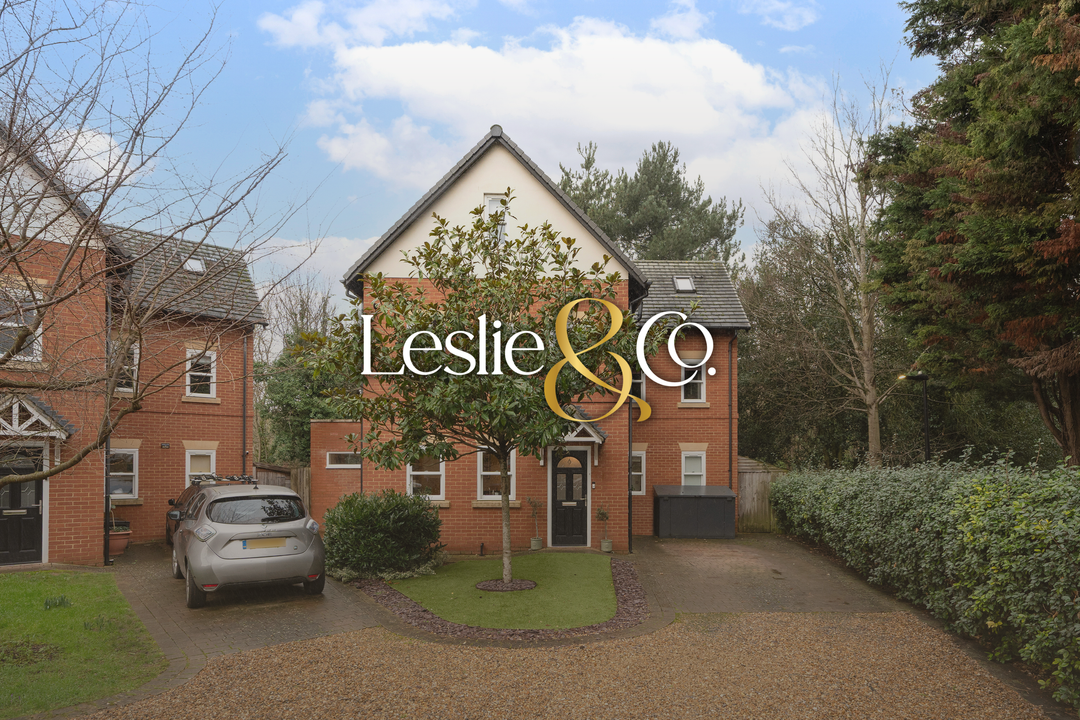 5 bed detached house for sale in Half Acre Road, Hanwell, London, W7  - Property Image 1