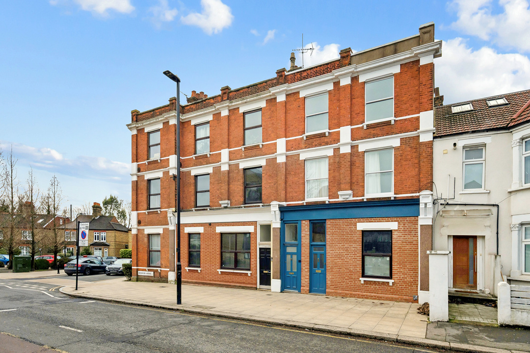 4 bed apartment for sale in Victoria Mansions, Hanwell, London, W7 - Property Image 1