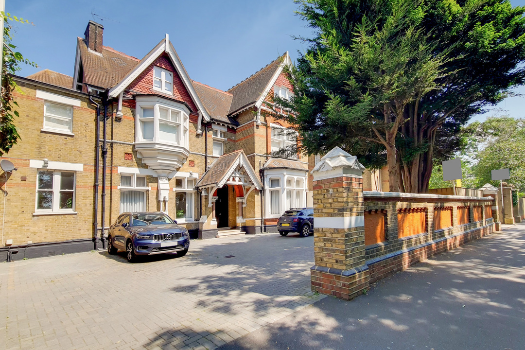 2 bed apartment to rent in North Common Road, Ealing, London, W5