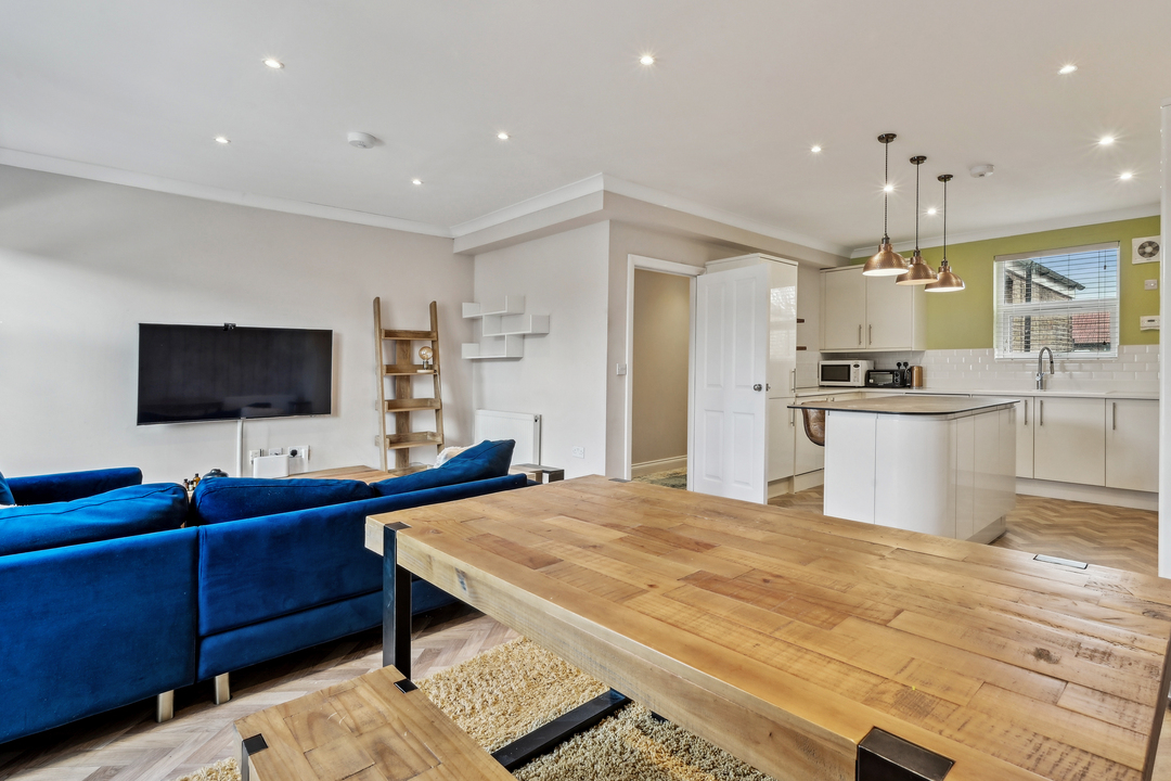 3 bed apartment to rent in Elthorne Avenue, Hanwell, London, W7  - Property Image 3