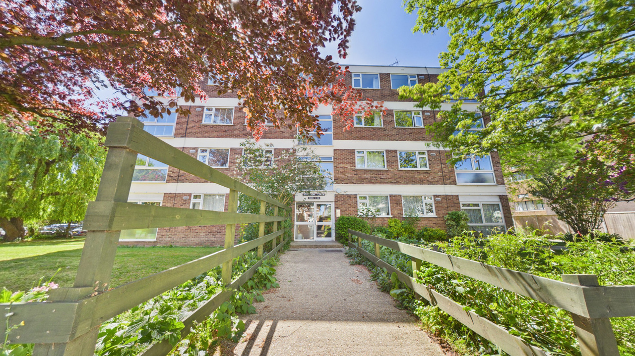 2 bed apartment for sale in Gordon Road, Ealing, London, W13