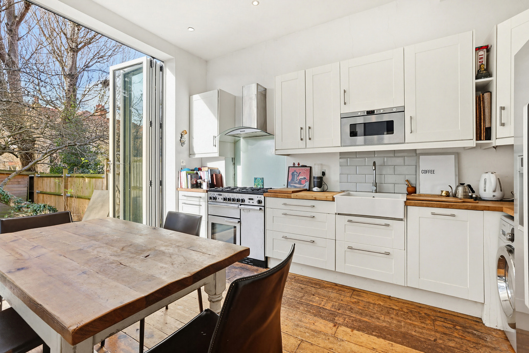 3 bed apartment to rent in Woodrange Avenue, Ealing, London, W5  - Property Image 4