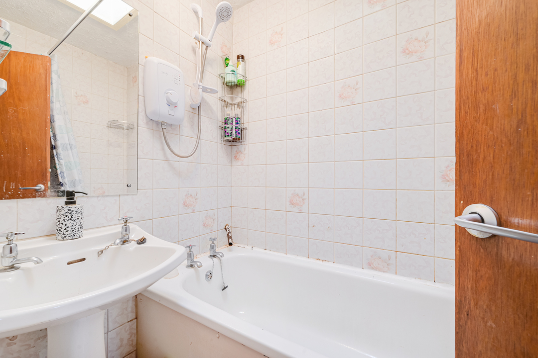 2 bed maisonette for sale in Fairlea Place, Ealing, London, W5  - Property Image 8