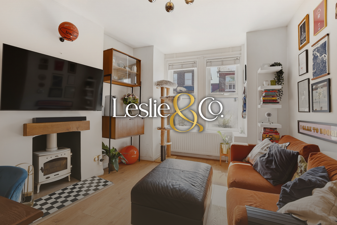 2 bed apartment for sale in Green Lane, Hanwell, London, W7