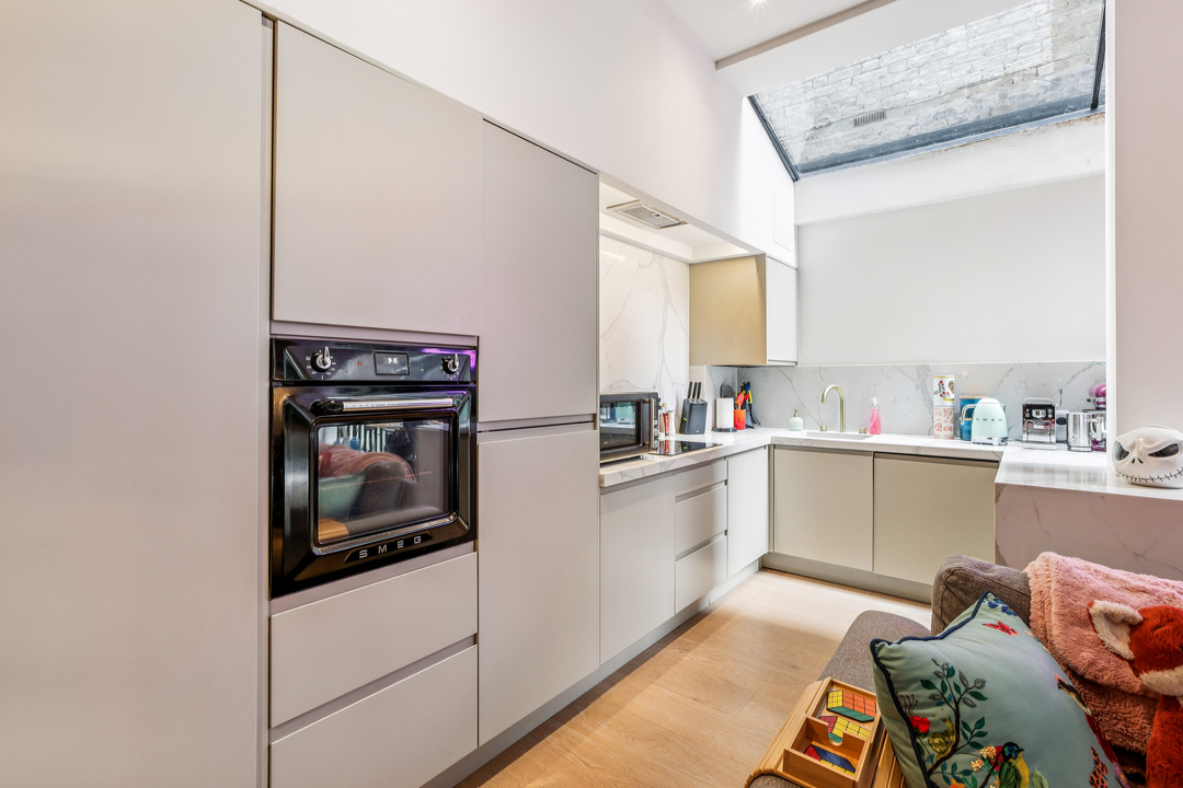 2 bed apartment for sale in Gordon Road, Ealing, London, W5