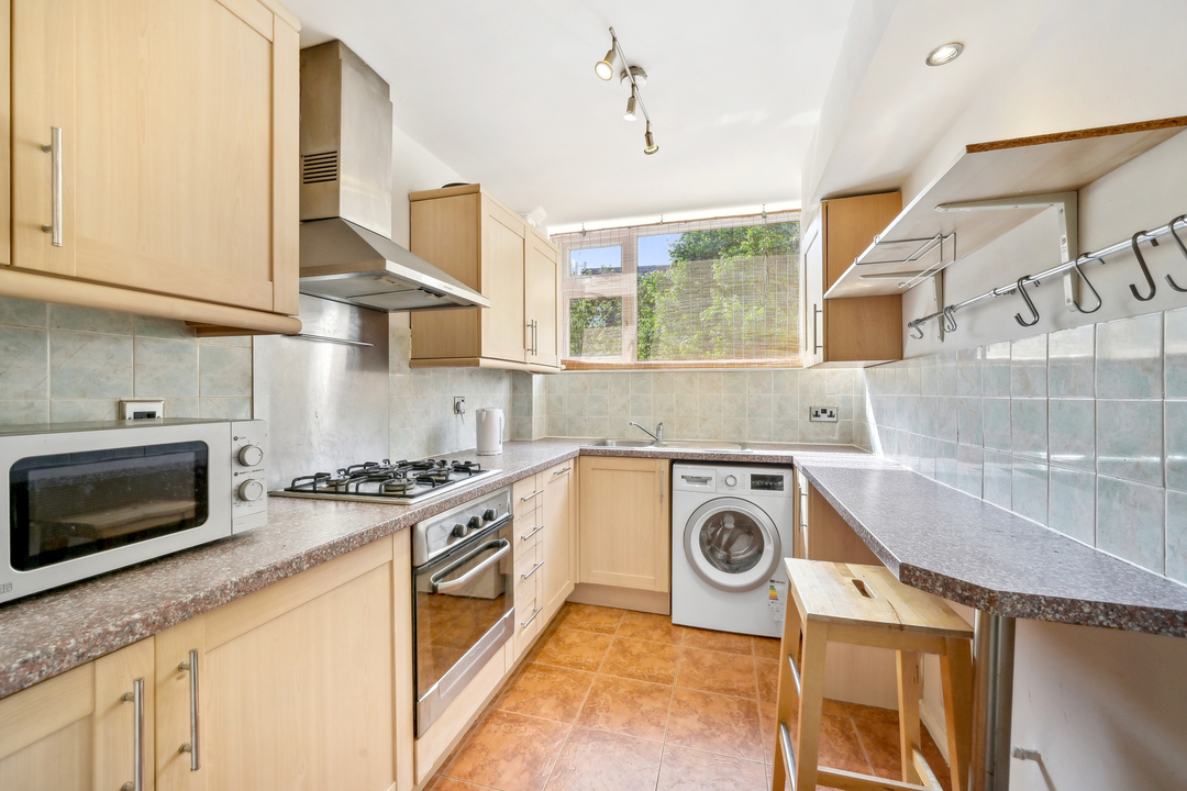 2 bed apartment to rent in Gordon Road, Ealing, London, W13