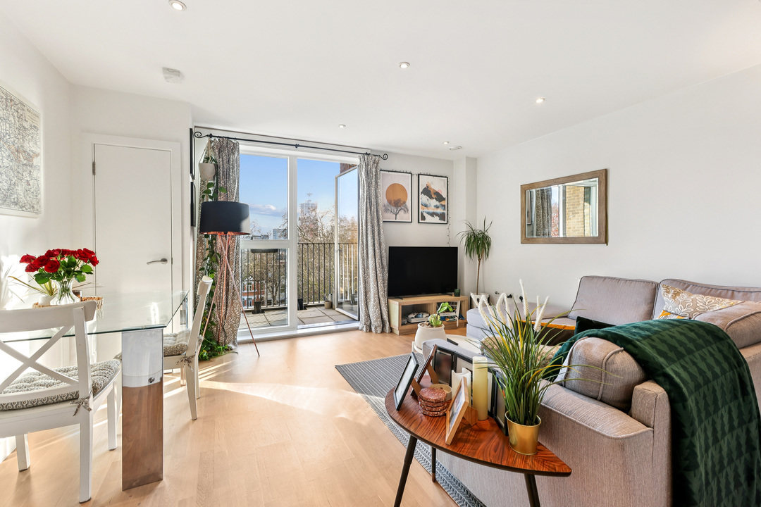 1 bed apartment for sale in Valley House, Manor Road, Ealing, London, W13