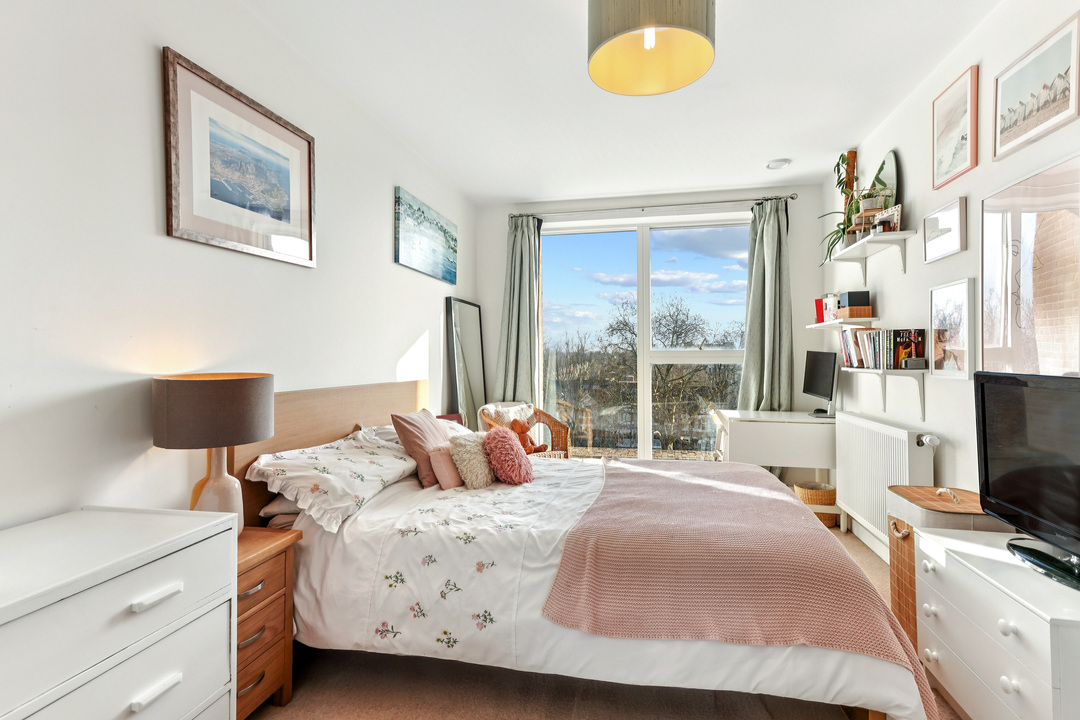 1 bed apartment for sale in Valley House, Manor Road, Ealing, London, W13