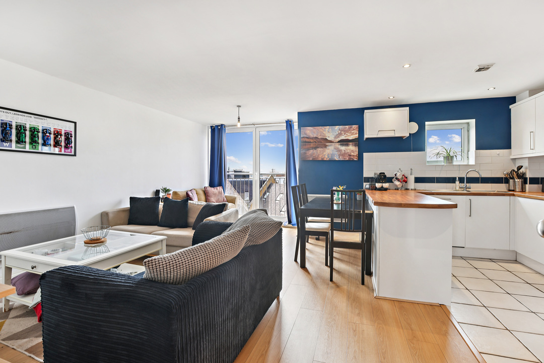 2 bed apartment for sale in Holland Gardens, Brentford, London, TW8  - Property Image 2