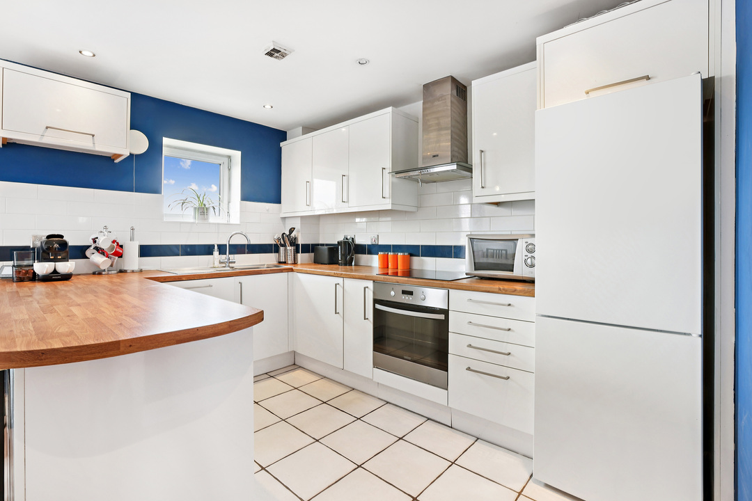 2 bed apartment for sale in Holland Gardens, Brentford, London, TW8  - Property Image 1