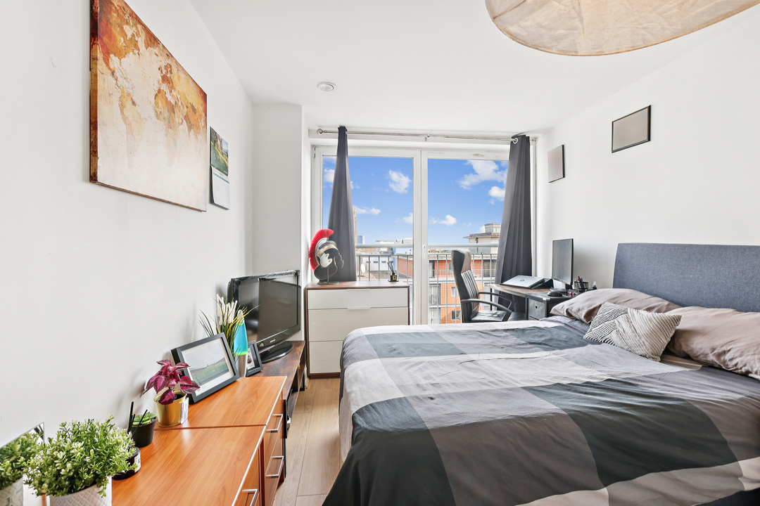 2 bed apartment for sale in Holland Gardens, Brentford, London, TW8  - Property Image 3