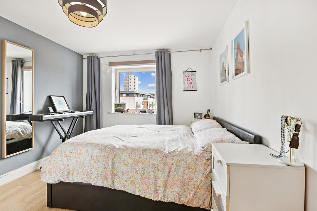 2 bed apartment for sale in Holland Gardens, Brentford, London, TW8  - Property Image 8