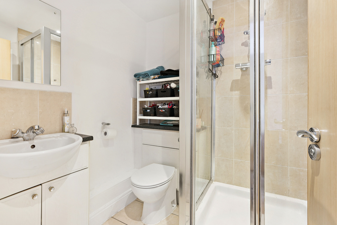 2 bed apartment for sale in Holland Gardens, Brentford, London, TW8  - Property Image 9