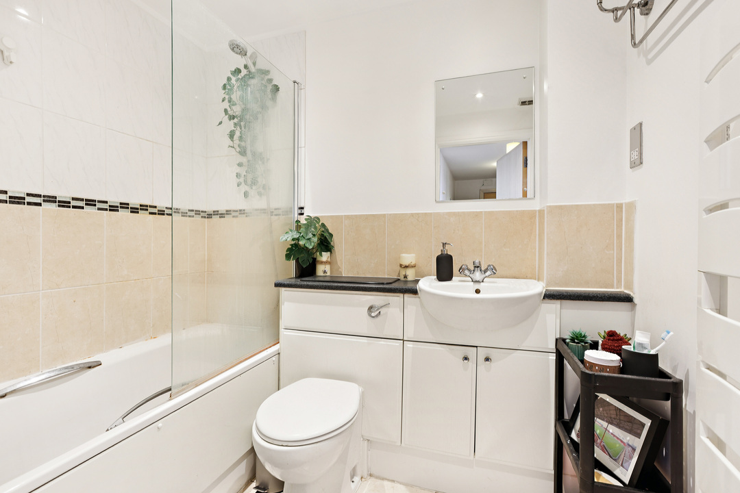 2 bed apartment for sale in Holland Gardens, Brentford, London, TW8  - Property Image 11